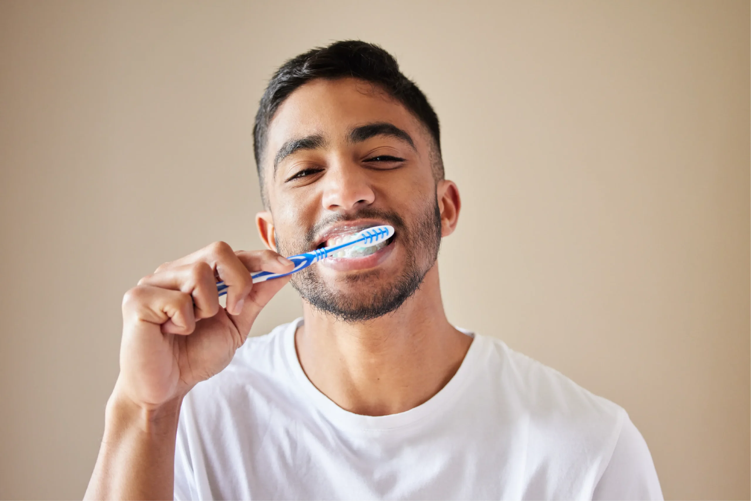 Assessing the difference between yellow teeth and yellow gums during an examination